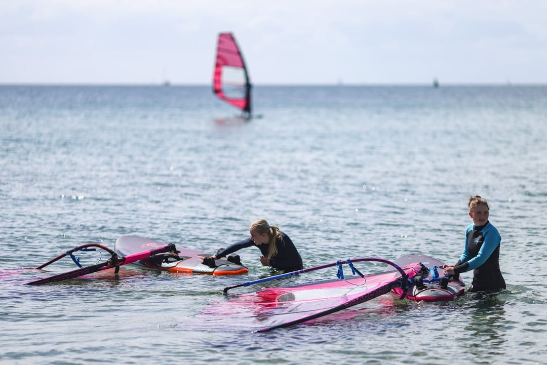 Aller Anfang ist schwer, auch beim Windsurfen.