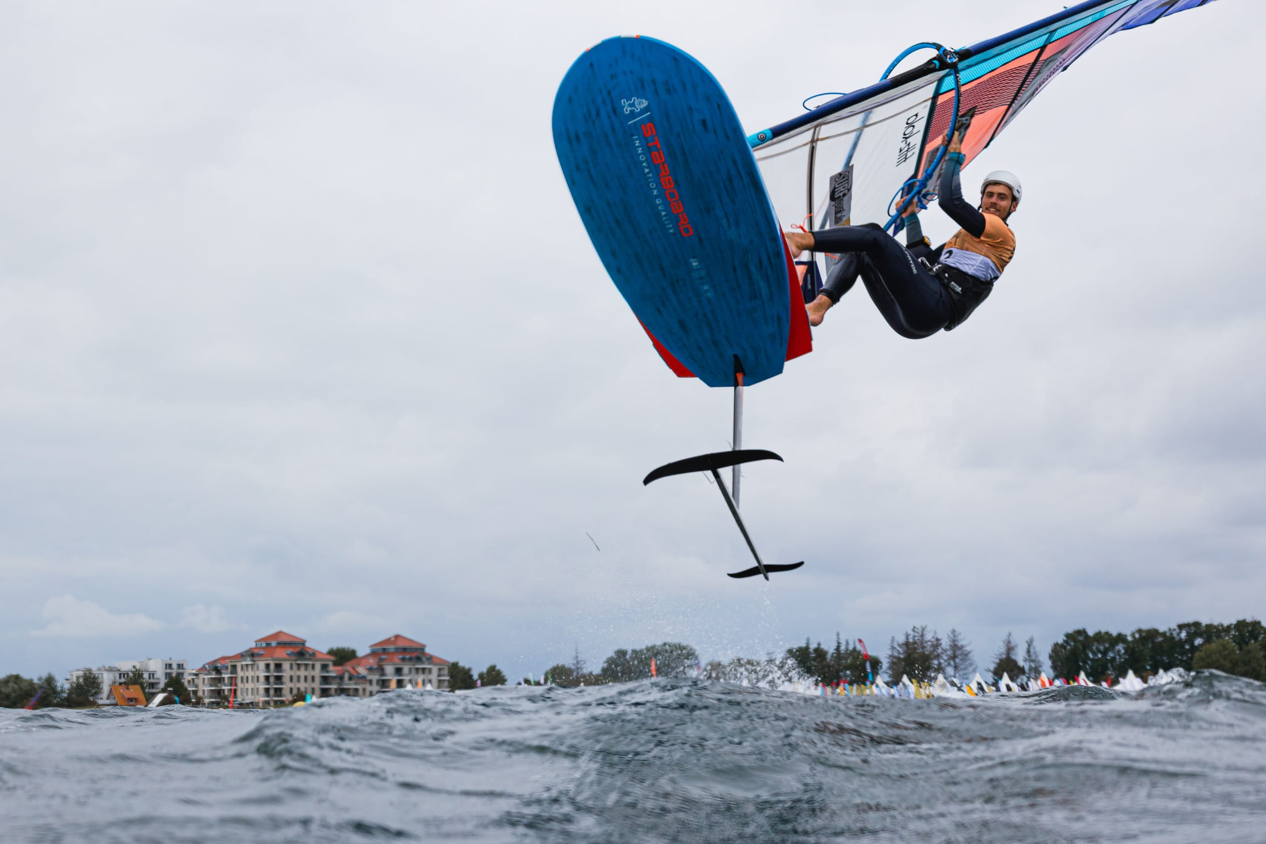 Racer of the Sea — Contest, Finne. Tägliche Regatta für Windsurfer:innen.