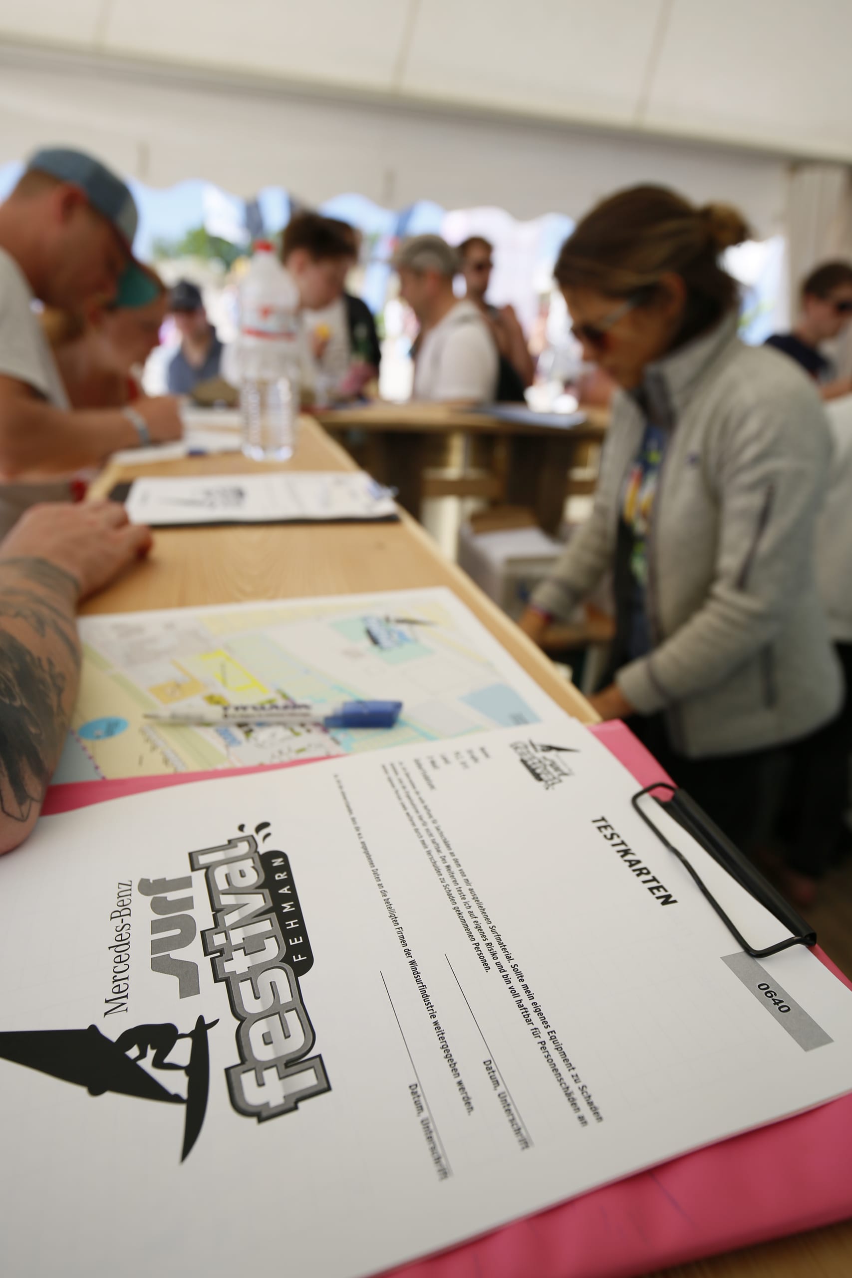 Testcenter — Finne, Foil. Das Surf-Festival ist eine Strandmesse.