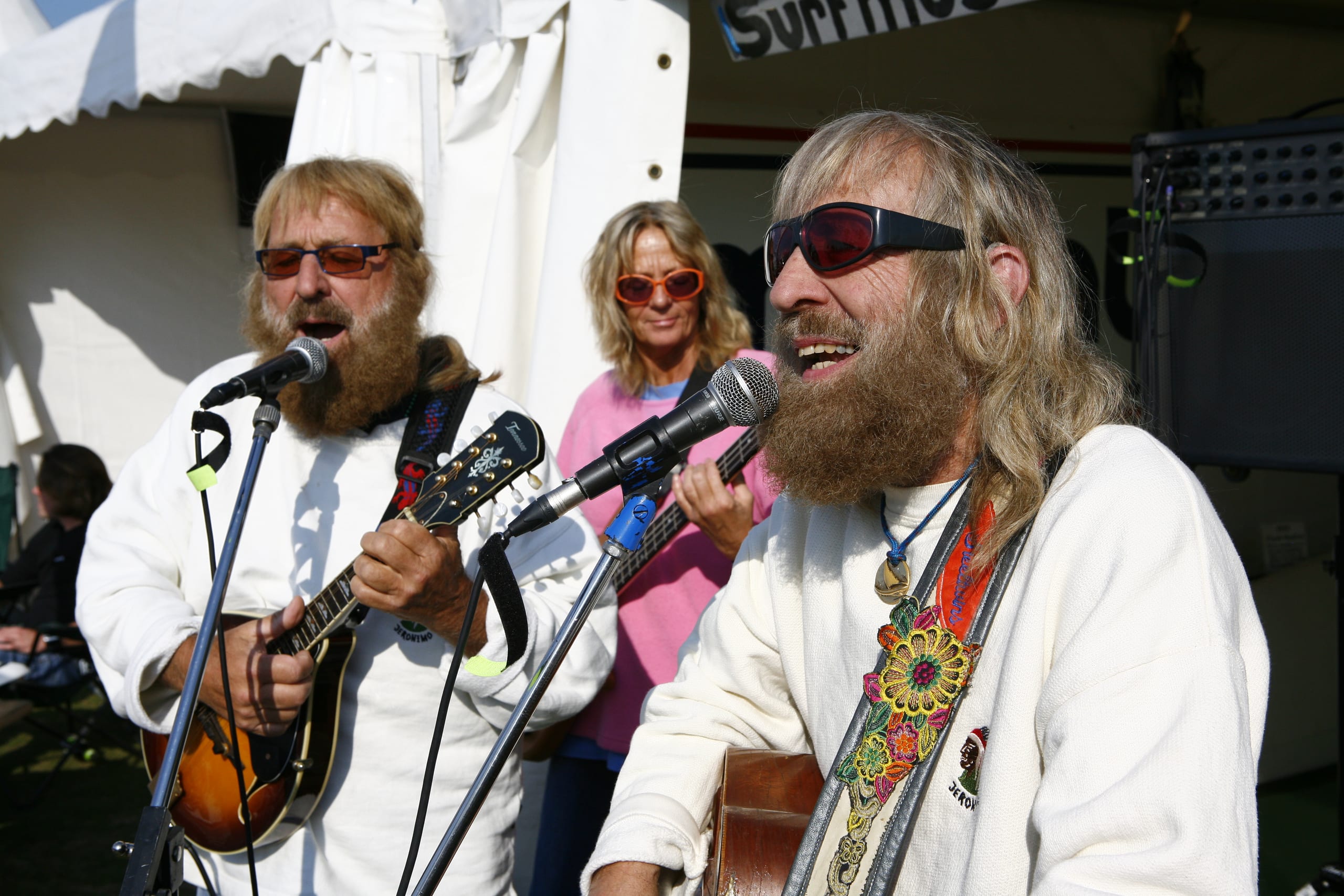 Surf Museum Zelt — Kultur, Finne, Foil. Das Surf-Museum Fehmarn stellt besondere Exponate aus und die Charchula-Zwillinge bedienen die Steel Drums.