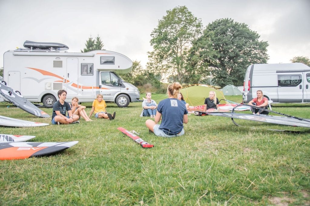 She Surfs Camp — Contest, Finne, Foil, Body & Mind, Performance. Kursformat für Frauen mit maximal 20 Teilnehmerinnen, 4 Coaches und 1 Boot.