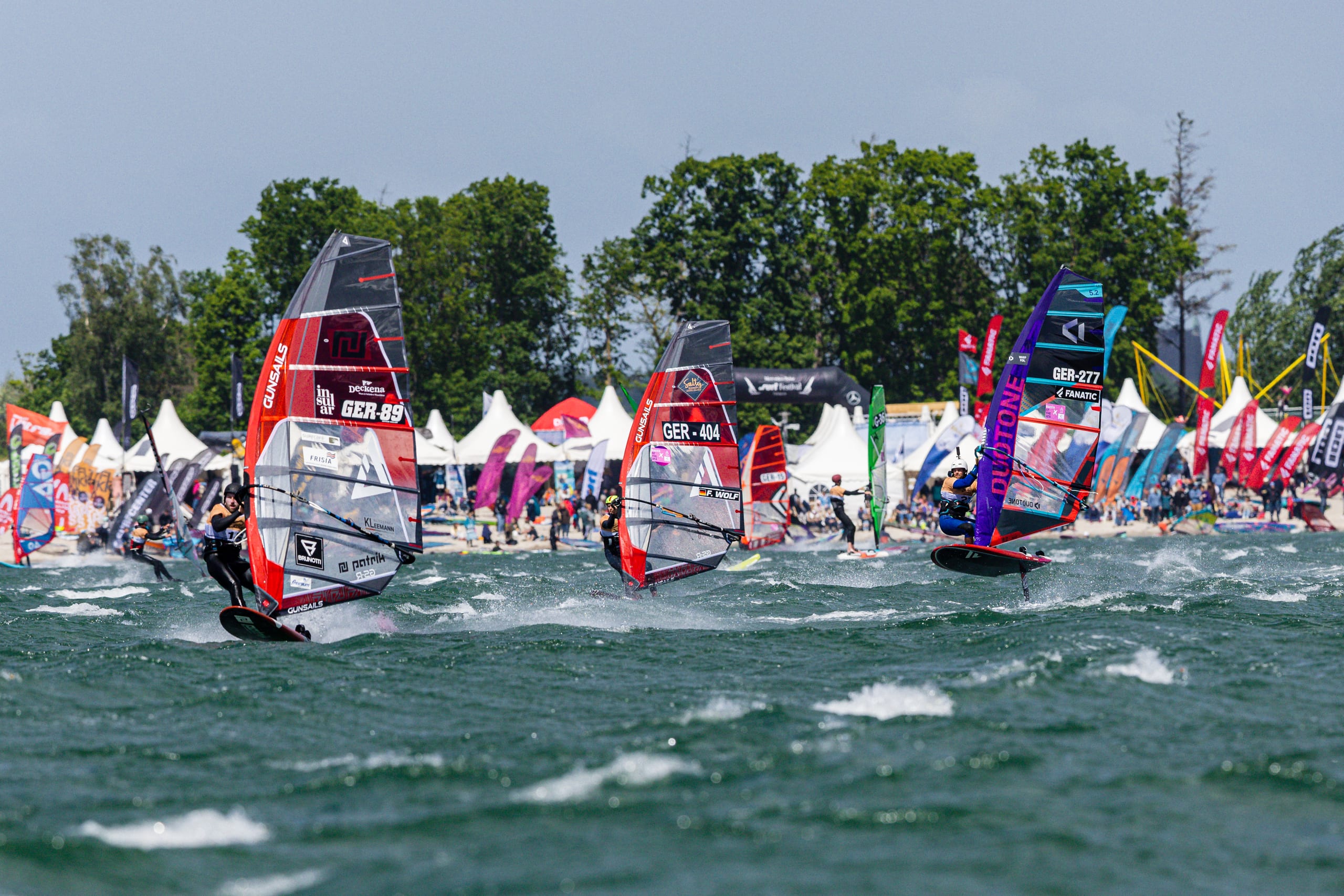Racer of the Sea — Contest, Finne. Tägliche Regatta für Windsurfer:innen.