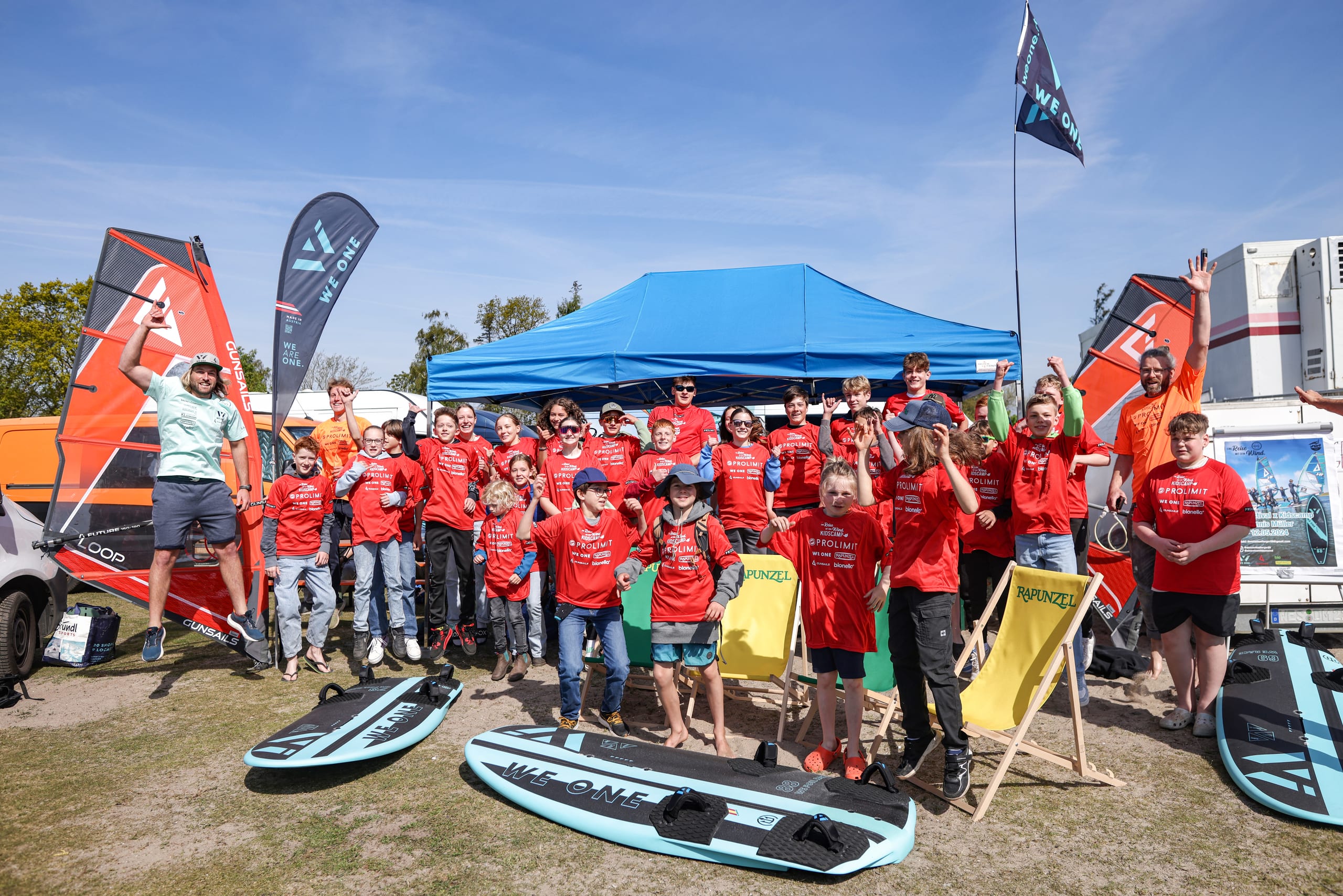 Kids Camp by Dennis Müller — Body & Mind, Finne, Foil. Dennis Müller, known from "Die Reise gegen den Wind," is the coach for 8 to 18-year-old windsurfing and foiling enthusiast young people.