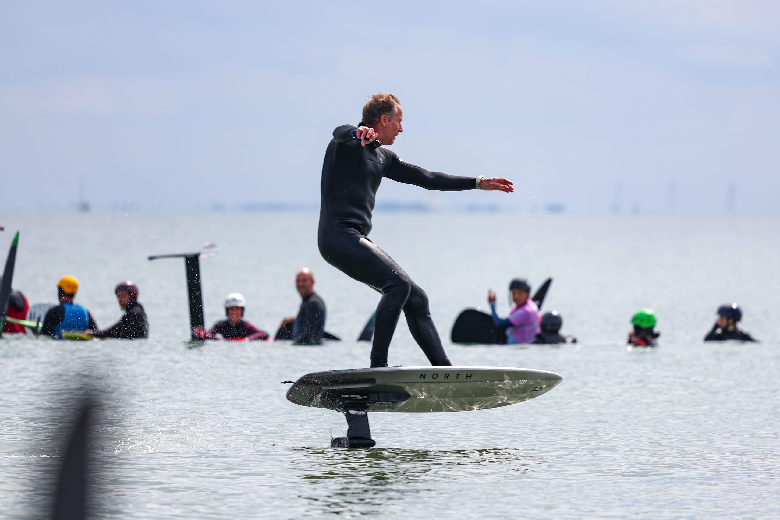 E-Foil Challenge — Contest. Head-to-head races in a competitive format with close audience engagement on the beach.