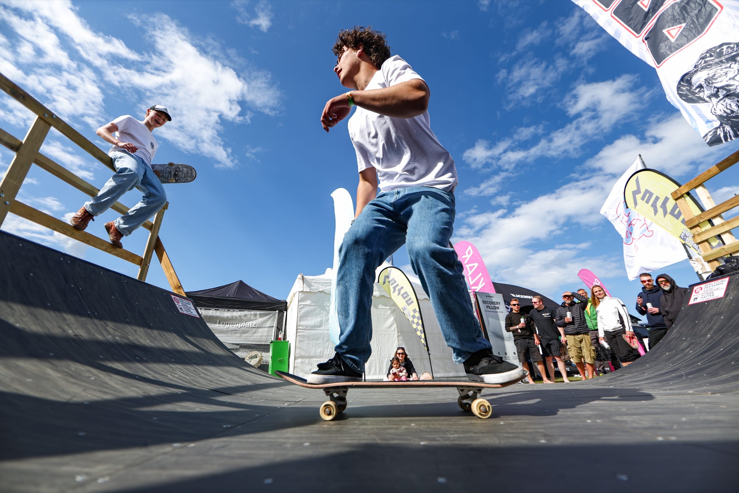 Skate — Body & Mind, Kultur, Performance. Bring dein eigenes Skateboard mit oder leih dir eins beim Surfshop Fehmarn aus.
