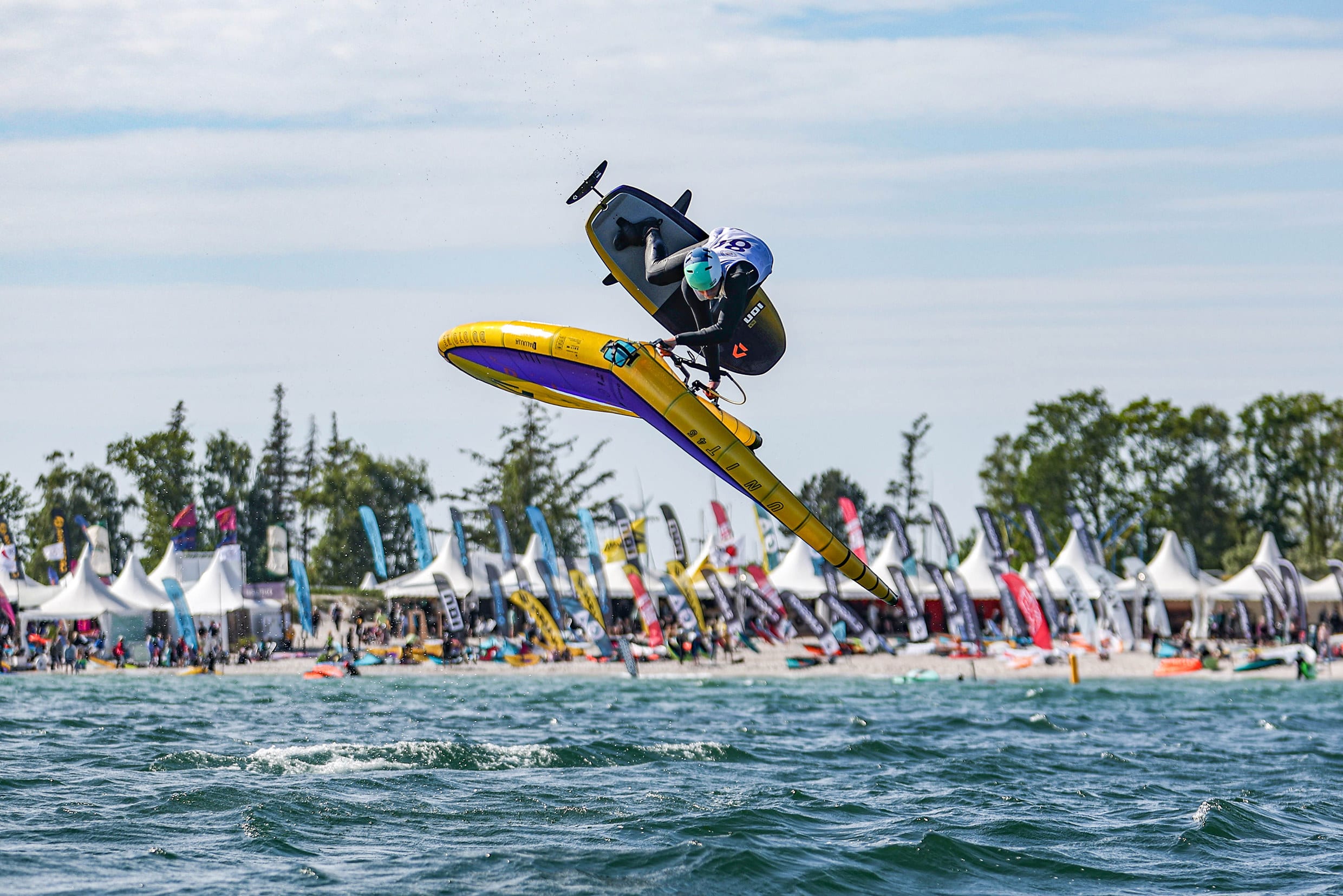 Wings on Fire — Contest, Performance. Freestyle competition in tow-in or standard format, close to the beach, live commentary with 3 judges.