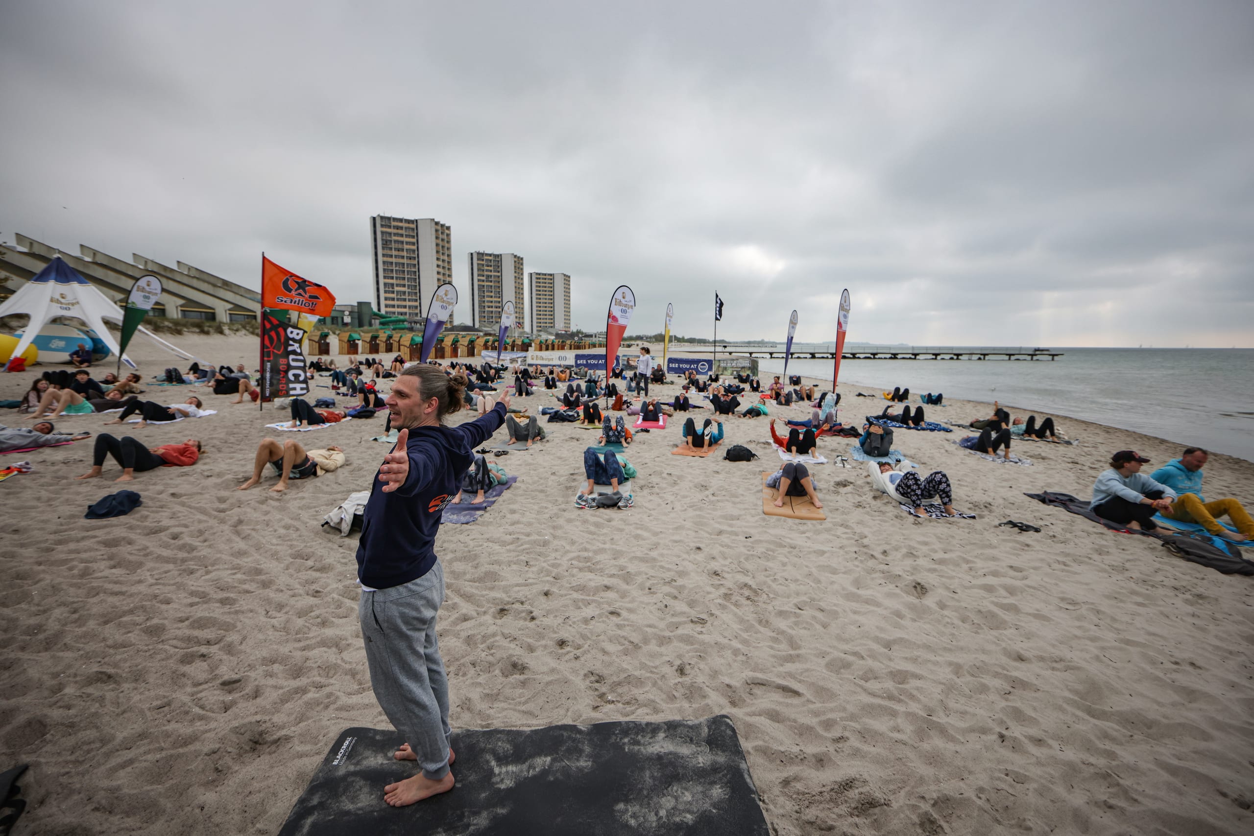 Yoga 4 Surfer — Fin, Body & Mind, Foil, Contest. By and with Sascha Lange.