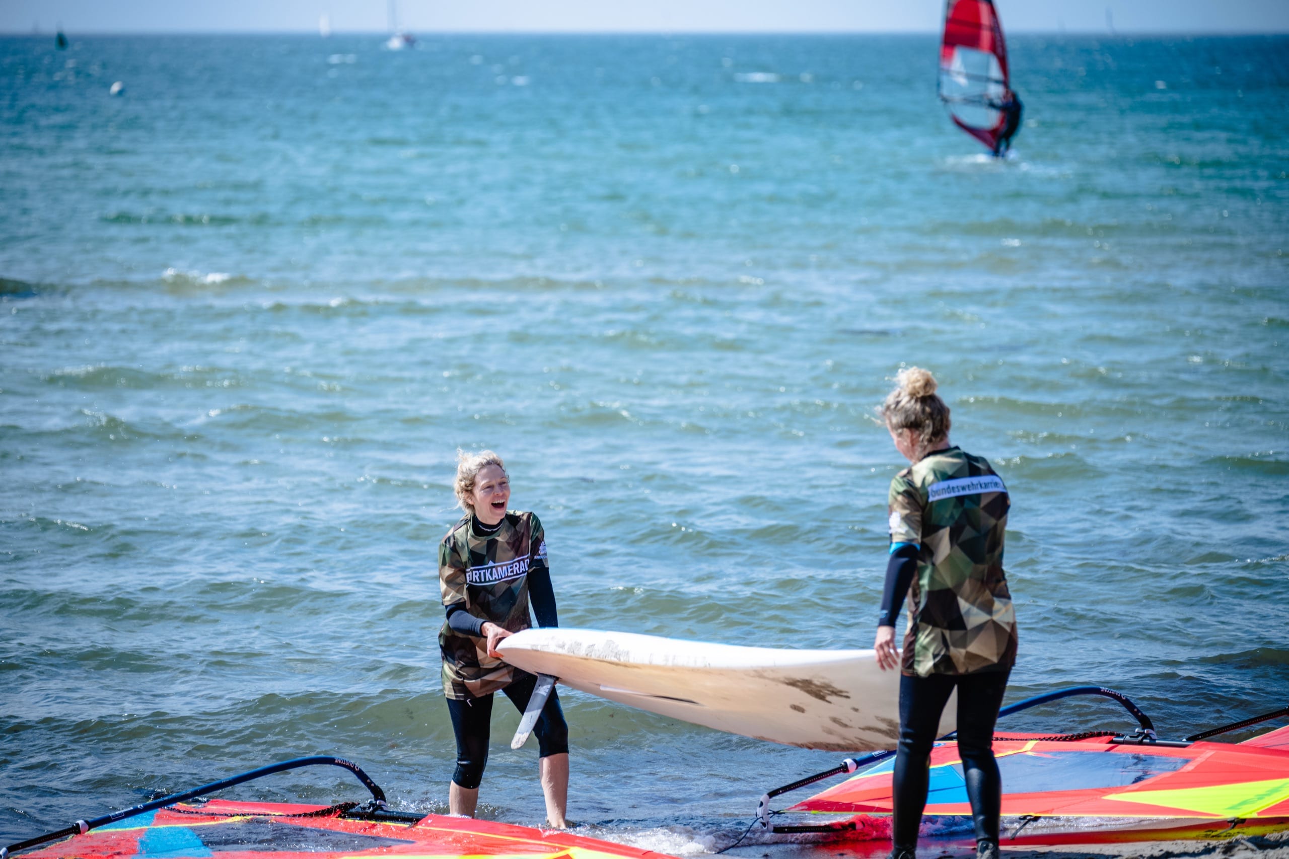Surfen lernen leicht gemacht — Finne, Foil, Body & Mind. Die Bundeswehr bringt dich aufs Brett.