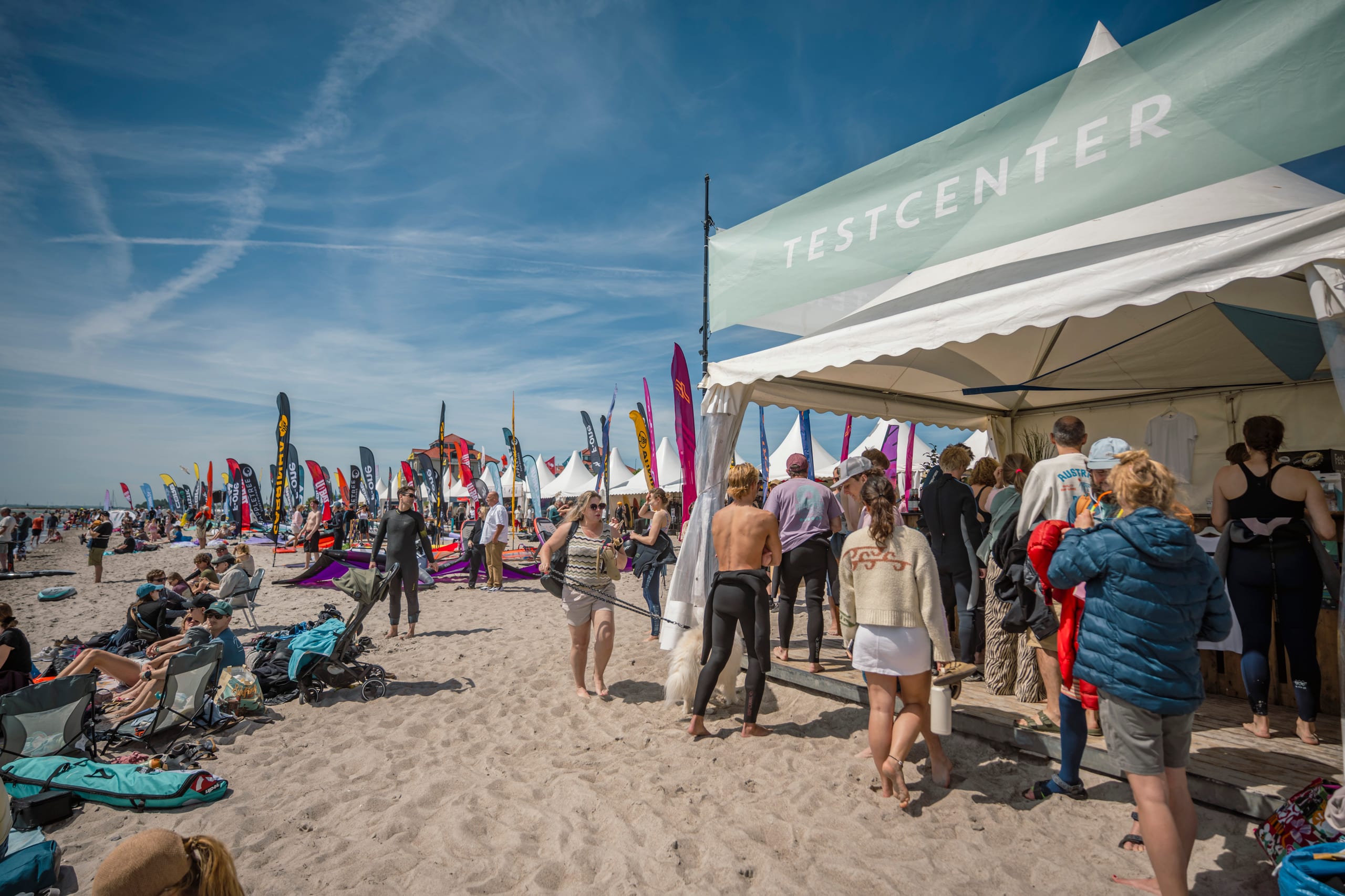 Testcenter — Finne, Foil. Das Surf-Festival ist eine Strandmesse.