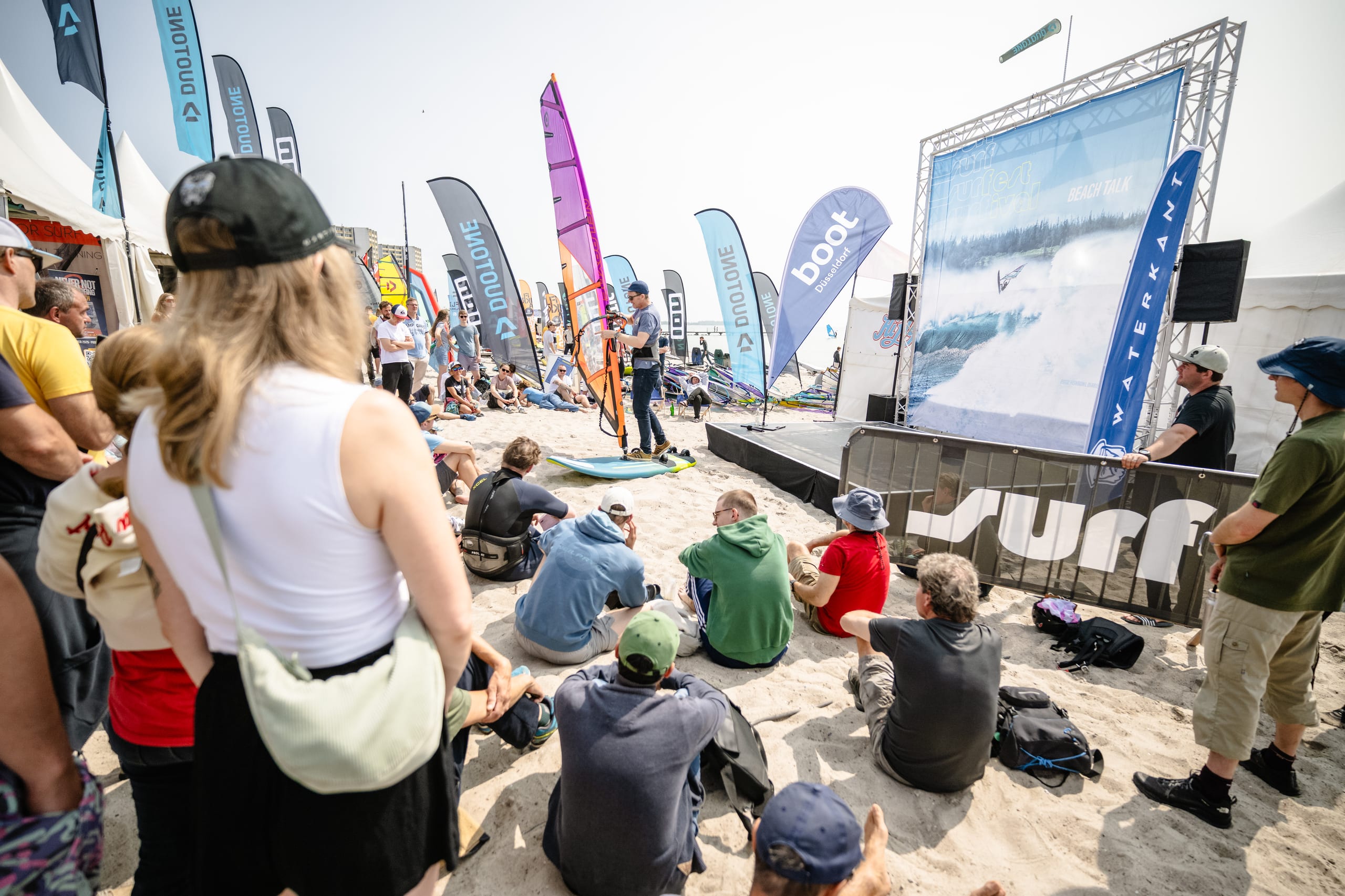 Beach Talk Stage — Performance, Finne, Foil, Kultur, Body & Mind, Contest. During the day your place for knowledge.