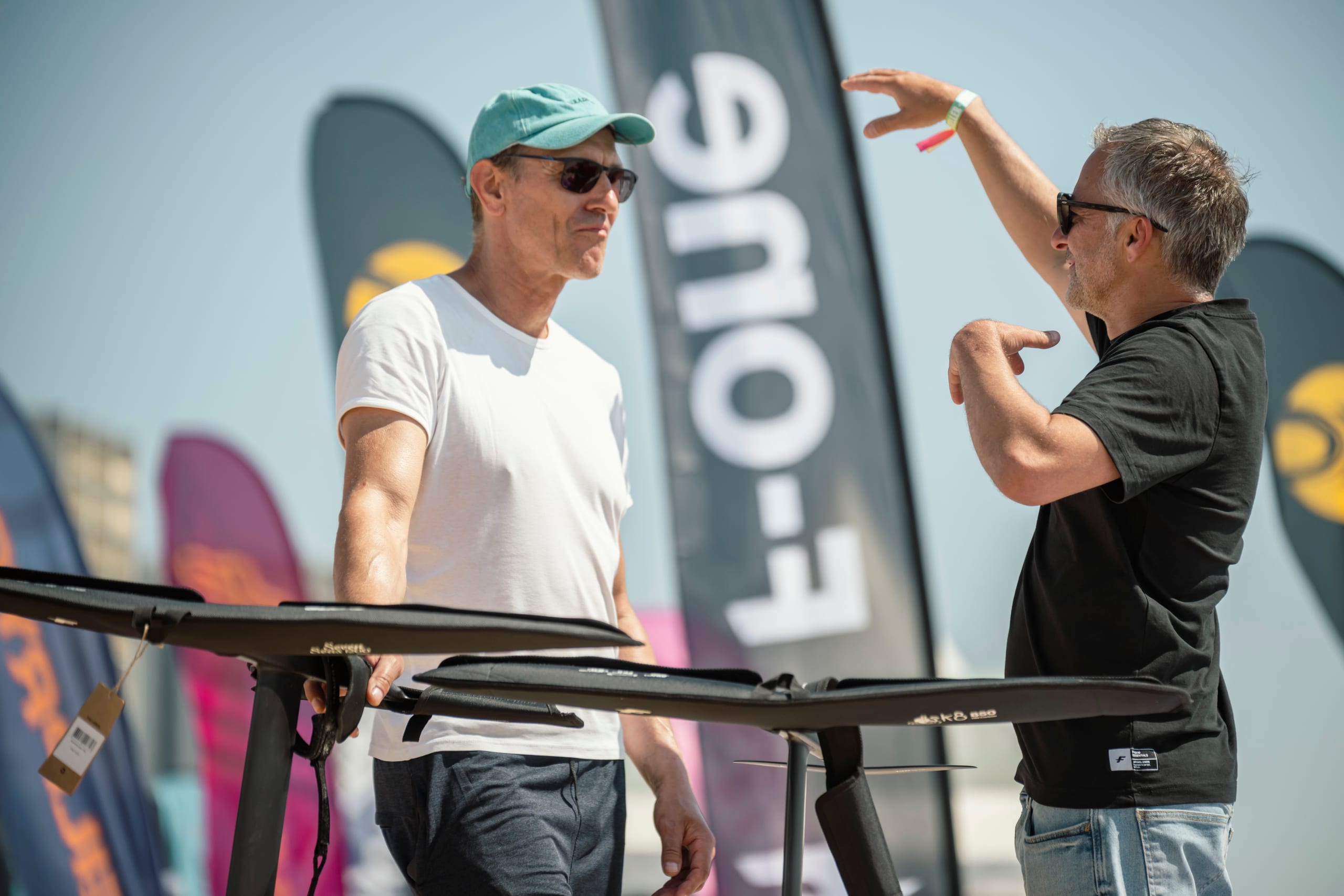 Testcenter — Finne, Foil. Das Surf-Festival ist eine Strandmesse.
