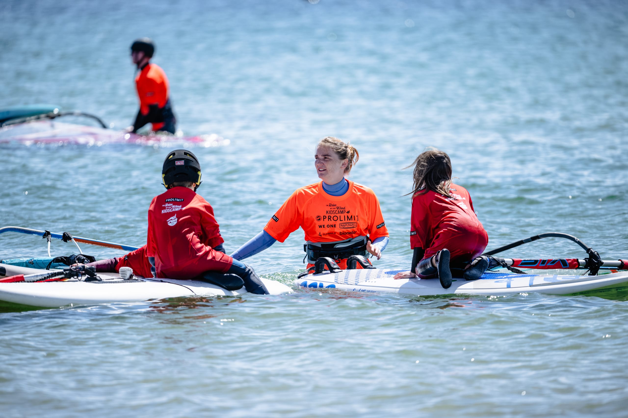 Kids Camp by Dennis Müller — Body & Mind, Finne, Foil. Dennis Müller, known from "Die Reise gegen den Wind," is the coach for 8- to 18-year-old windsurfing and foil enthusiast young people.