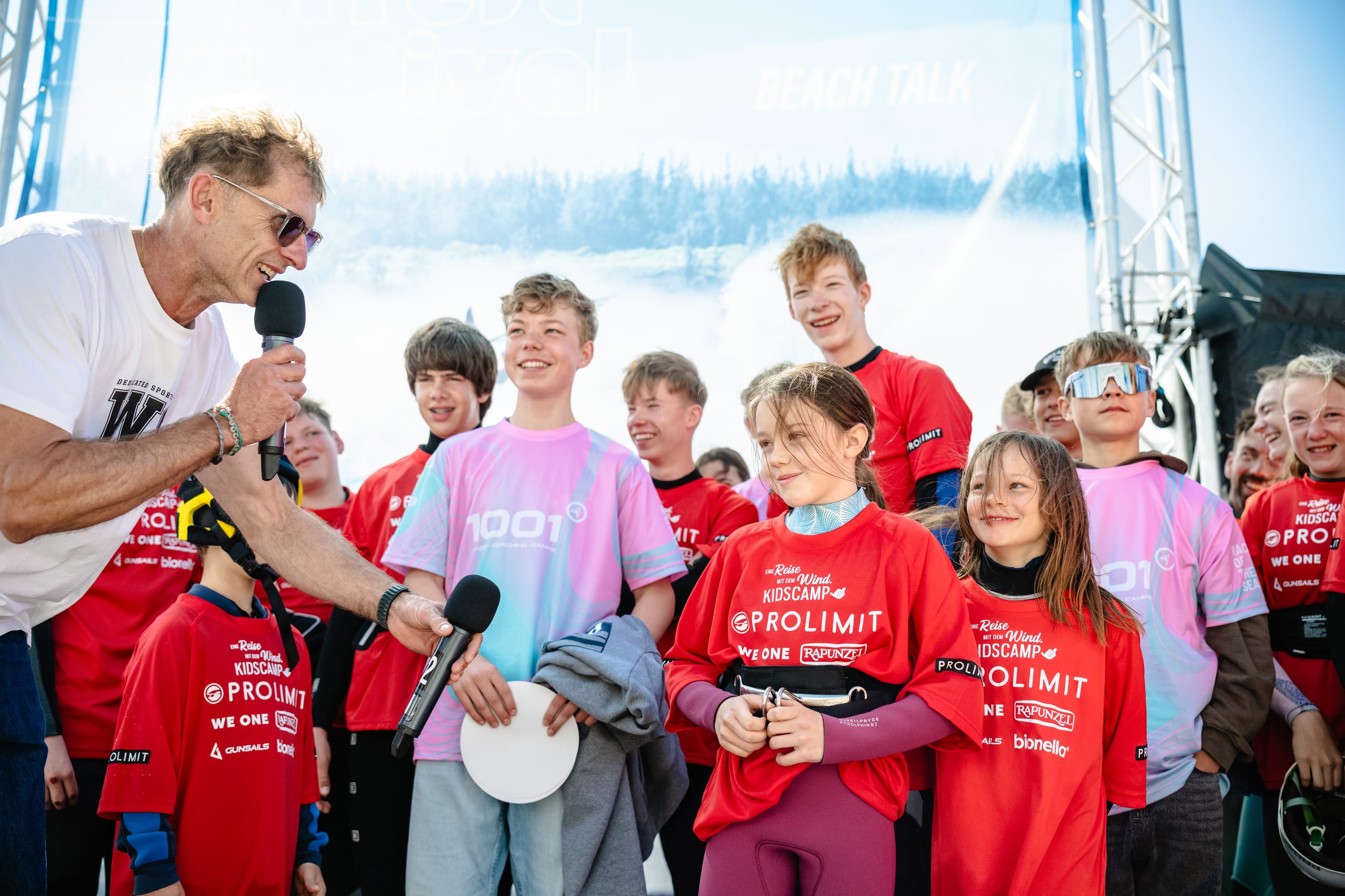Kids Camp by Dennis Müller — Body & Mind, Finne, Foil. Dennis Müller, known from "Die Reise gegen den Wind," is the coach for 8- to 18-year-old windsurfing and foiling enthusiast young people.