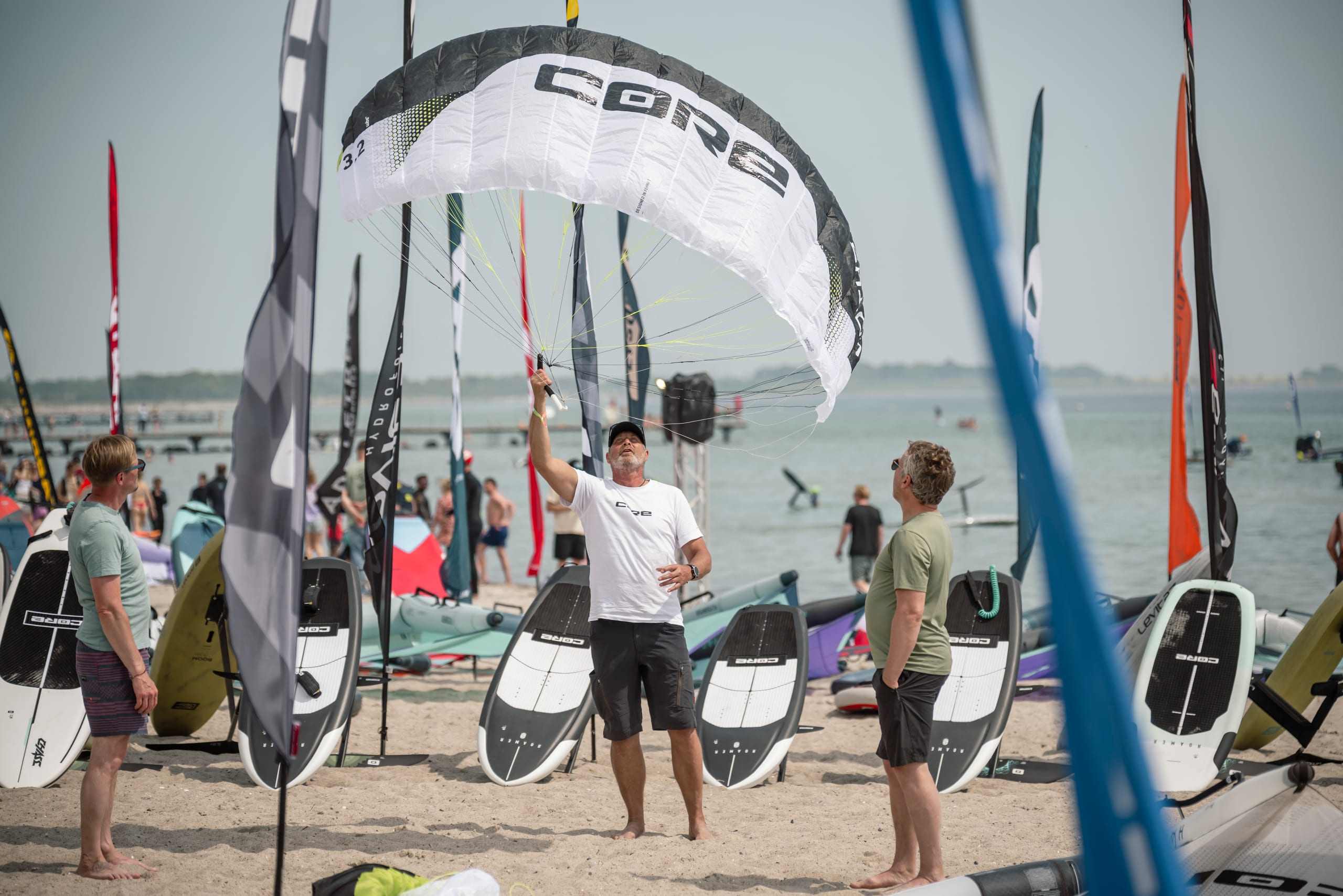 Testcenter — Finne, Foil. Das Surf-Festival ist eine Strandmesse.