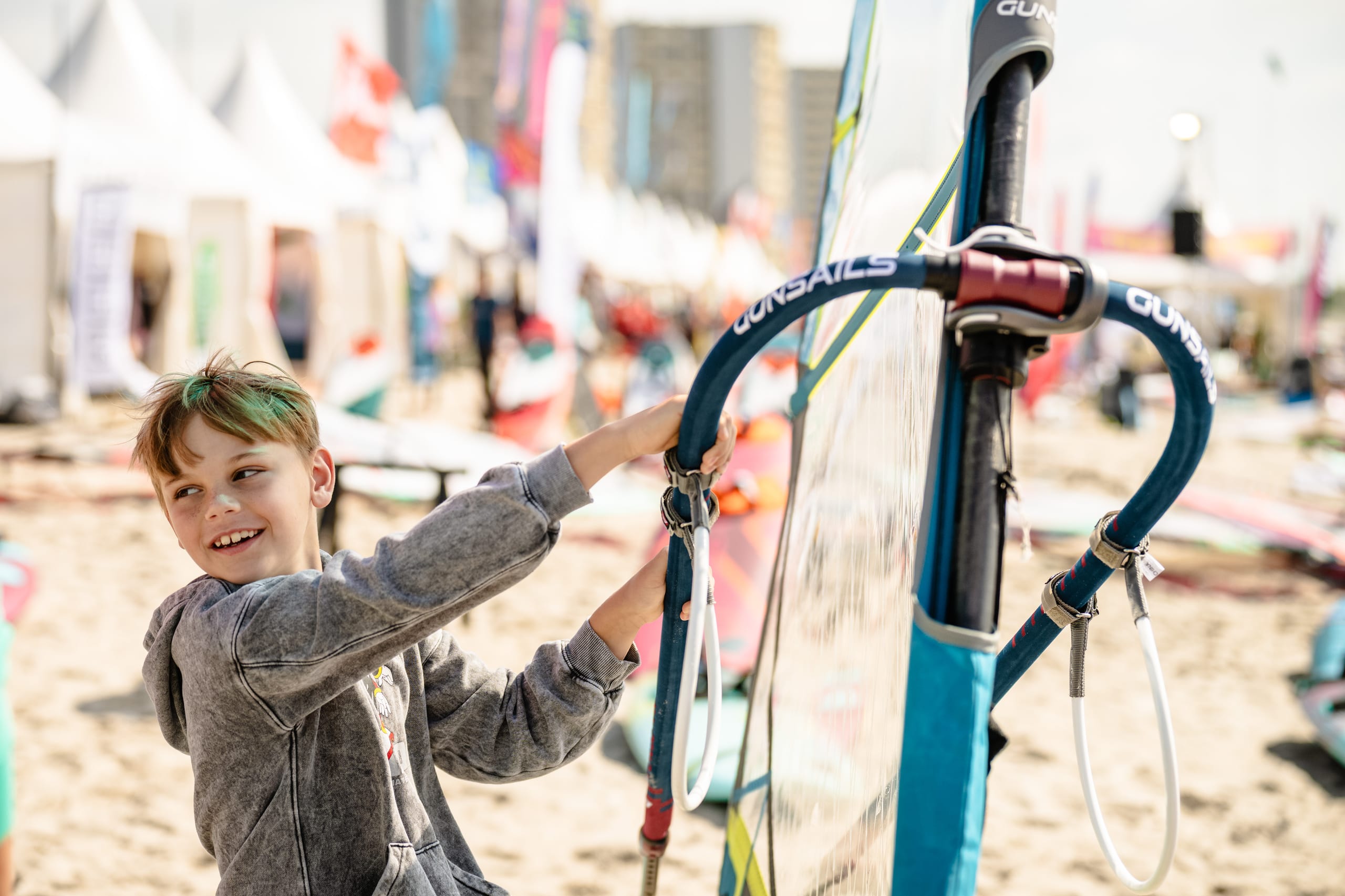 Kids Camp von Dennis Müller — Body & Mind, Finne, Foil. Dennis Müller, bekannt aus „Die Reise gegen den Wind“, ist der Coach für 8- bis 18-jährige Windsurf- und Foilinteressierte junge M.
