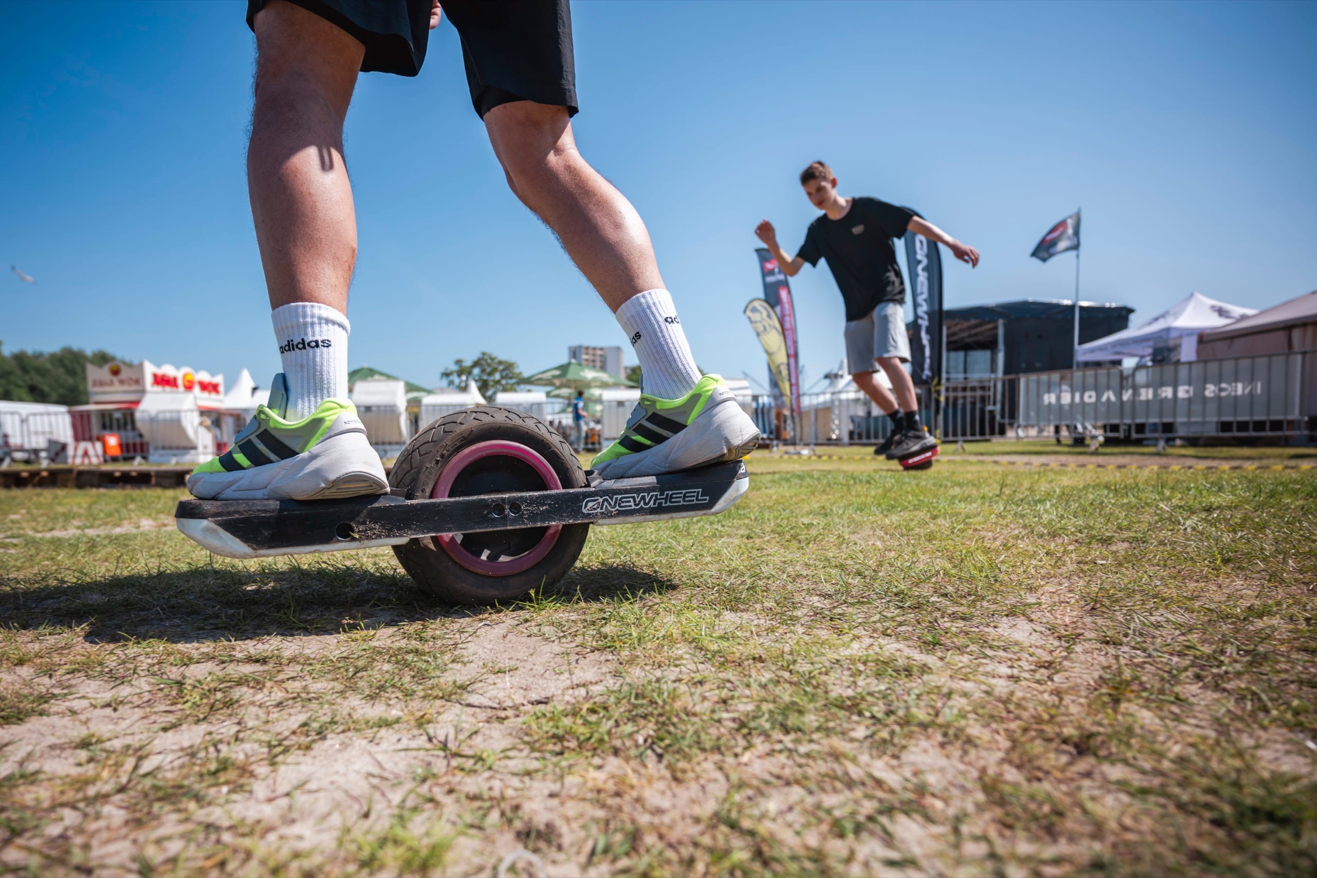 OneWheel — Body & Mind, Kultur, Performance. Ein elektrisch angetriebenes, selbstbalancierendes Board mit einem zentralen Rad, das durch Gewichtsverlagerung beschleunigt, bremst und in fließende Turns gesteuert wird.