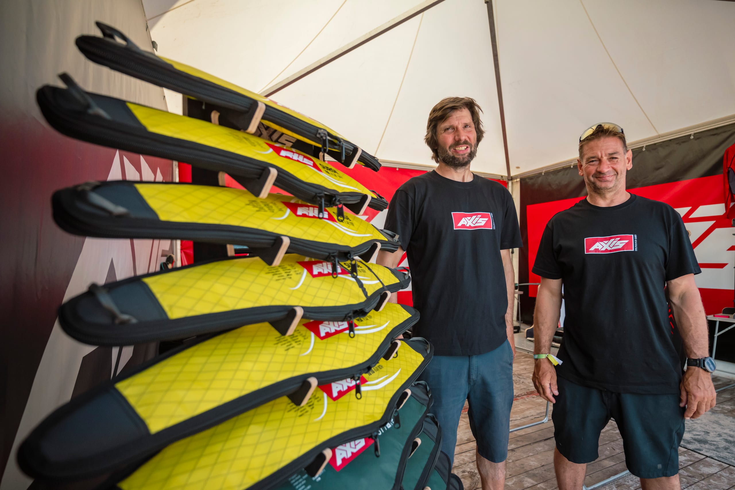 Testcenter — Finne, Foil. Das Surf-Festival ist eine Strandmesse.