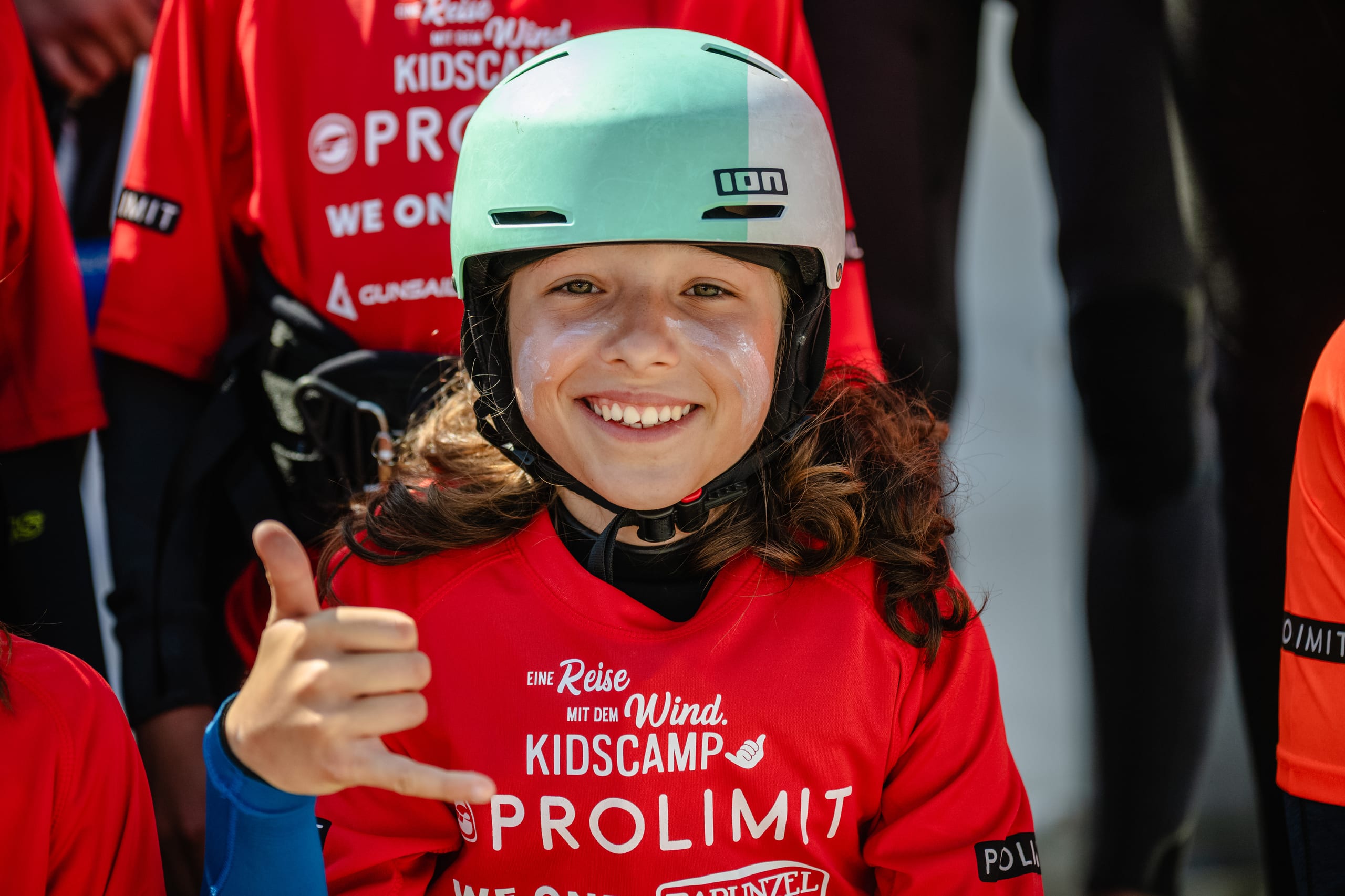 Kids Camp by Dennis Müller — Body & Mind, Finne, Foil. Dennis Müller, known from "Die Reise gegen den Wind," is the coach for 8- to 18-year-old windsurfing and foil enthusiast young people.