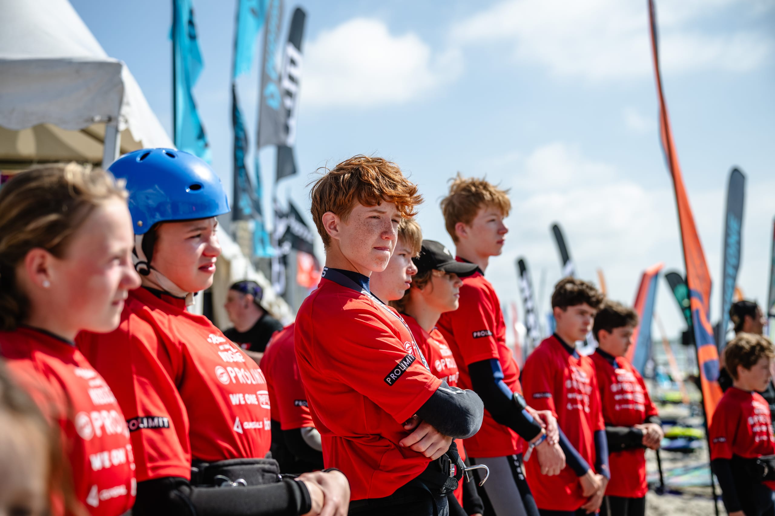 Kids Camp by Dennis Müller — Body & Mind, Finne, Foil. Dennis Müller, known from "Die Reise gegen den Wind," is the coach for 8- to 18-year-old windsurfing and foiling enthusiasts young people.