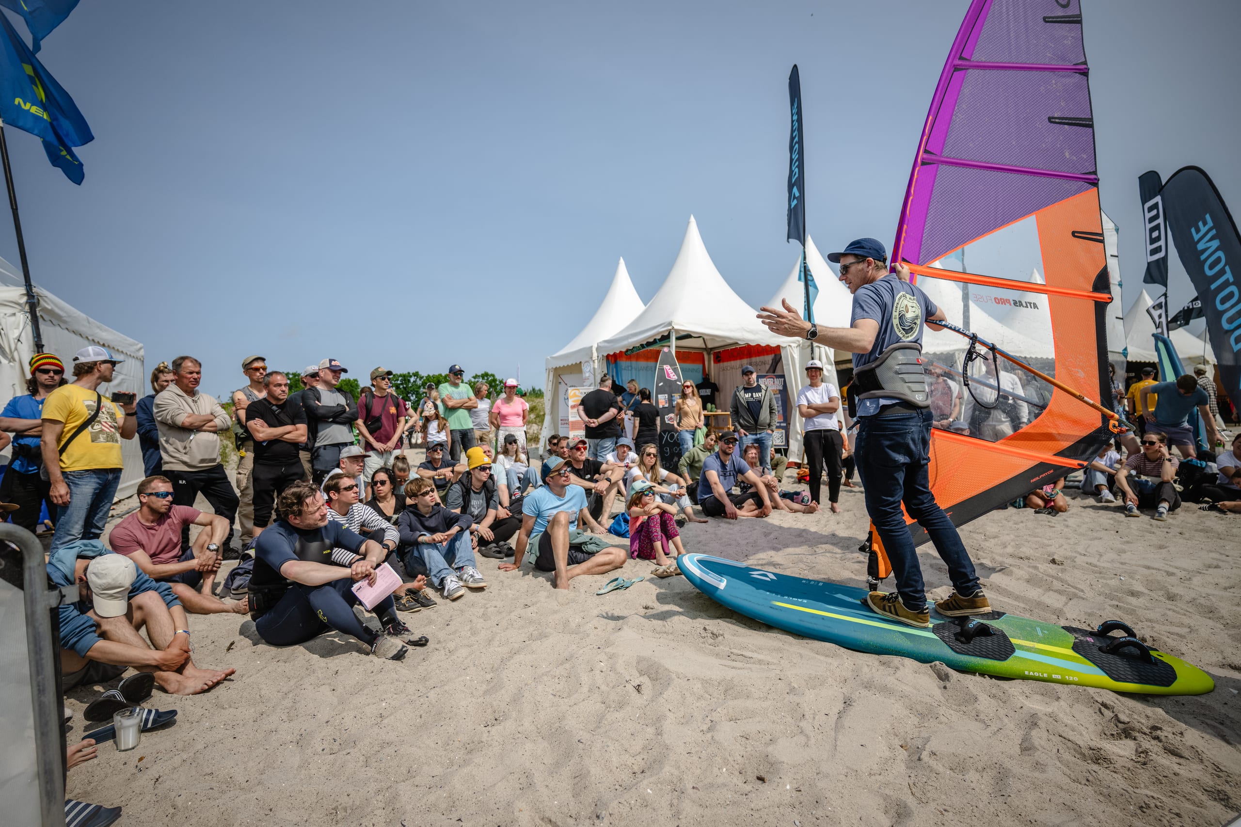 Beach Talk Stage — Performance, Finne, Foil, Kultur, Body & Mind, Contest. A place of knowledge by day.