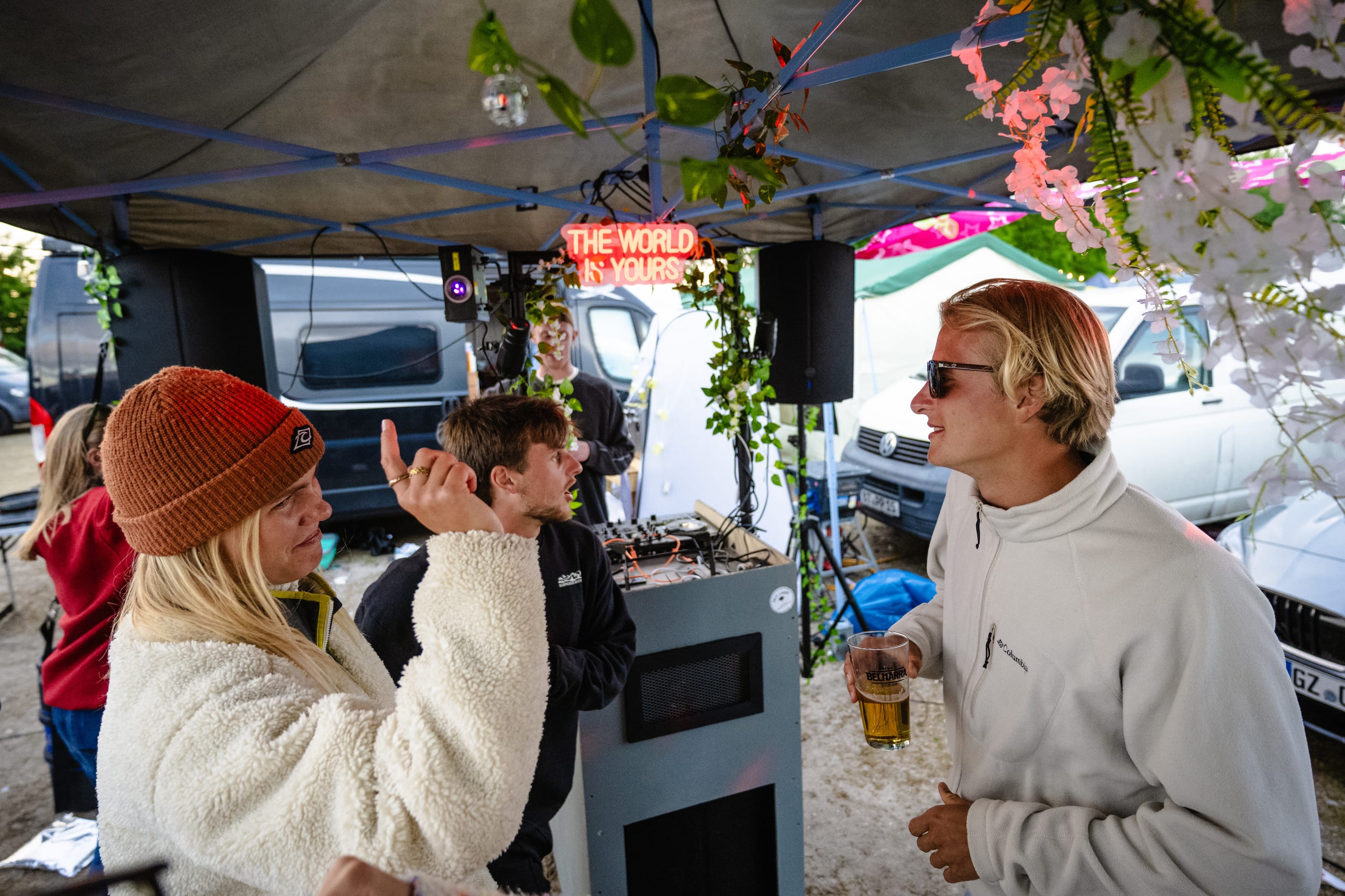 Beachcamp — Kultur, Party. Im Beachcamp wohnt ihr ganz nah am Festivalstrand und habt auf eurer 5 × 6 Meter großen Stellfläche ausreichend Platz für Fahrzeug.