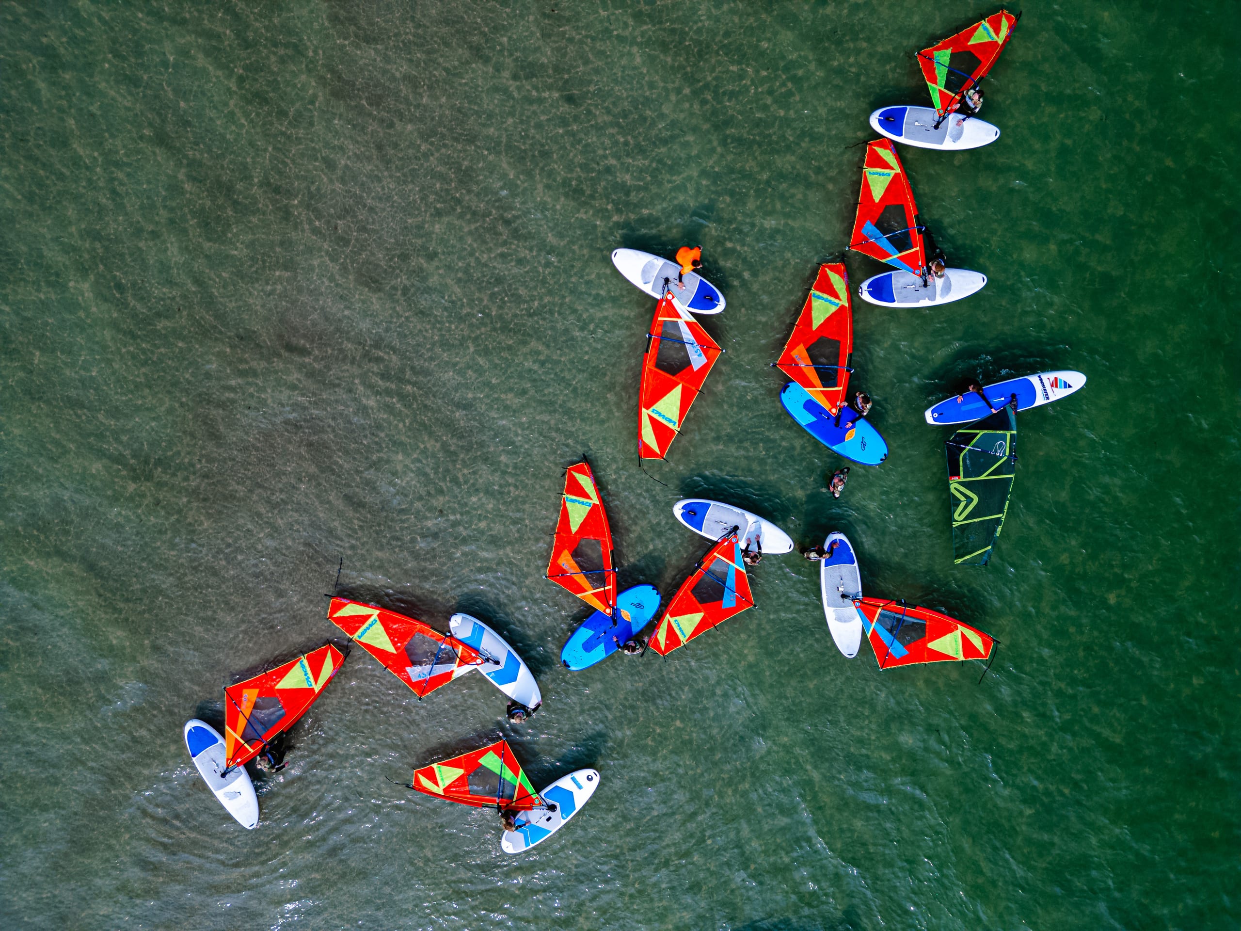 Learn to surf made easy — fin, foil, body & mind. The Bundeswehr gets you on the board.
