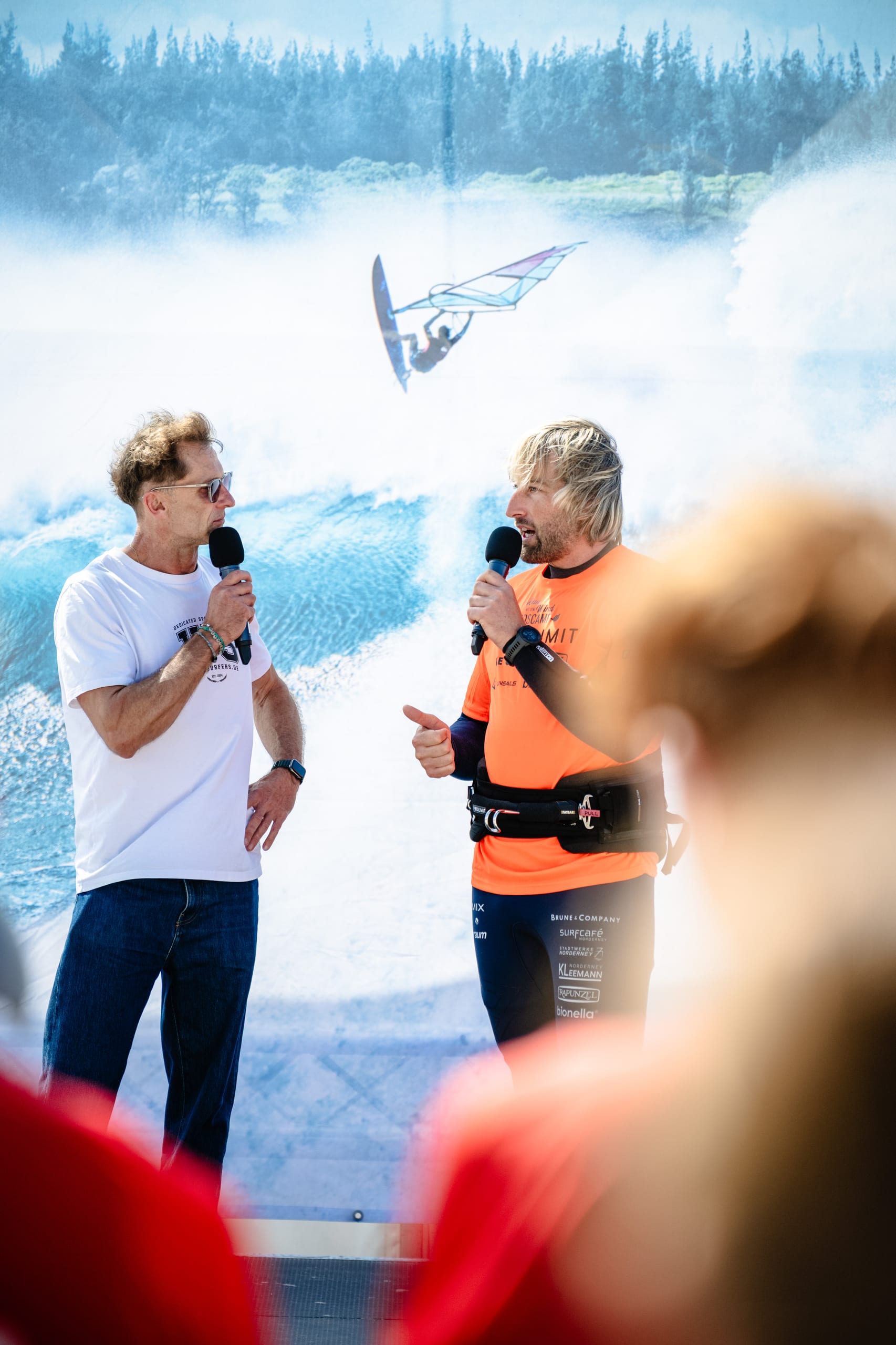 Beach Talk Bühne — Performance, Finne, Foil, Kultur, Body & Mind, Contest. Tagsüber der Ort des Wissens.