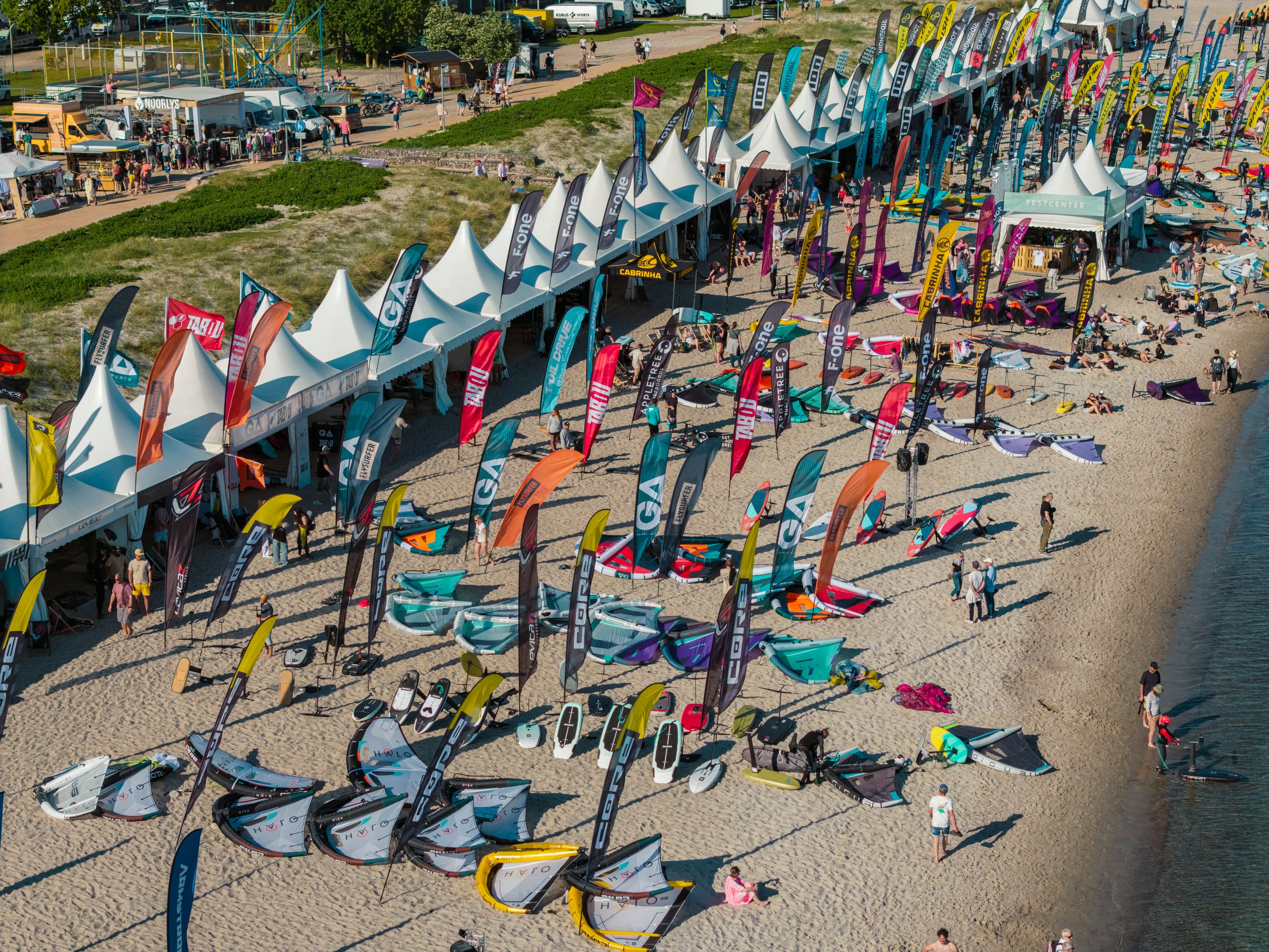 Testcenter — Finne, Foil. Das Surf-Festival ist eine Strandmesse.